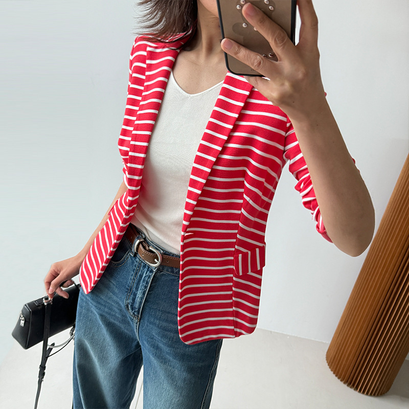 Italian Amni Fashion Color-Block Striped Blazer Versatile for Work and Casual Wear with a Stylish Vibe, Minor Imperfections Italian Amni Fashion Color-Block Striped Blazer Versatile for Work and Casual Wear with a Stylish Vibe, Minor Imperfections