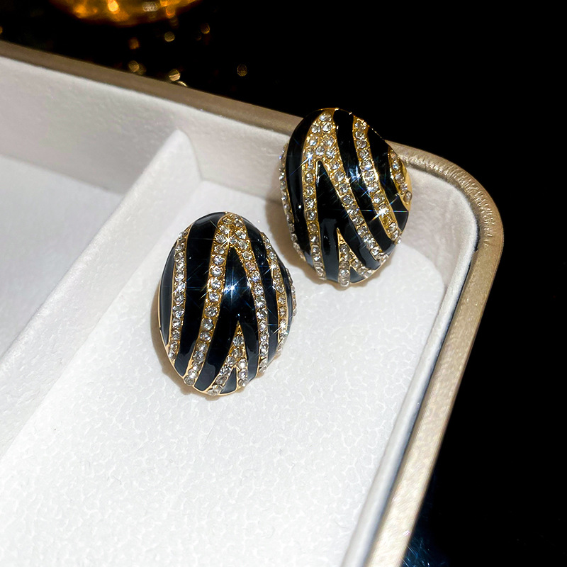 Designer Style Irregular Diamond Drip Oil Stripe Earrings Retro Small Earrings Middle Ancient Premium Earrings_voghion.com