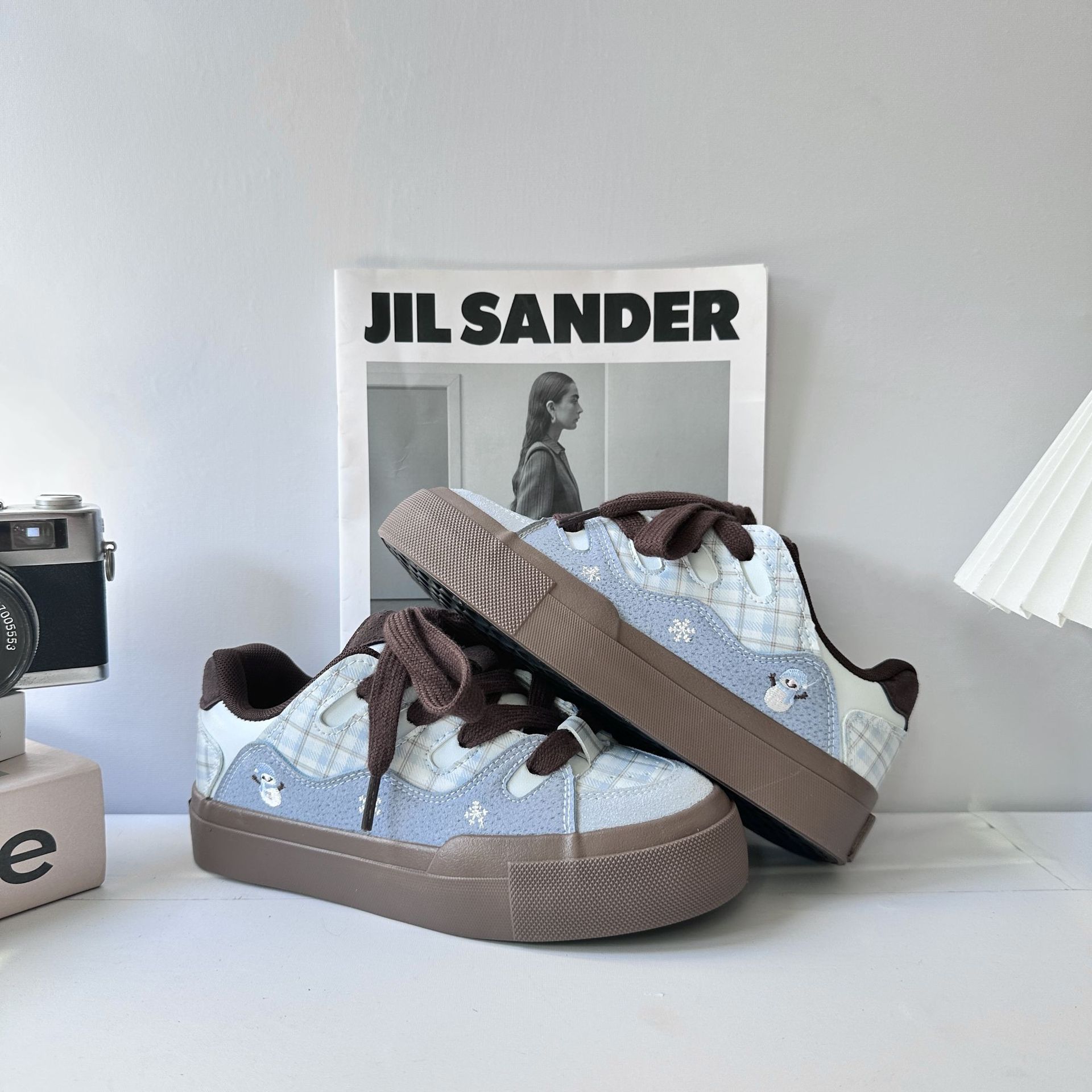 Zapatos deportivos y casuales de ondas distantes para niños y niñas en otoño de 2025 nuevos tipos de explosión, todos los tipos de zapatos de skate de suela gruesa ligera para padres