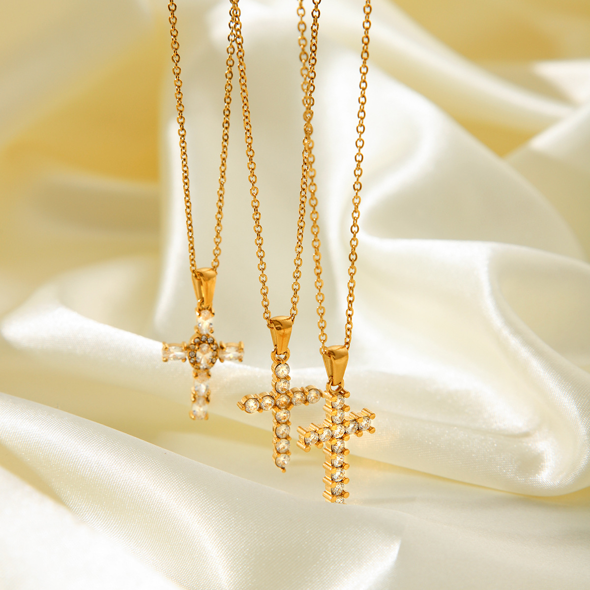304 Stainless Steel Chain Material PVD Coated Real Gold Plated Cross 304 Stainless Steel Casual Elegant Lady Waterproof Non Tarnish 304 Stainless Steel Pendant Necklace