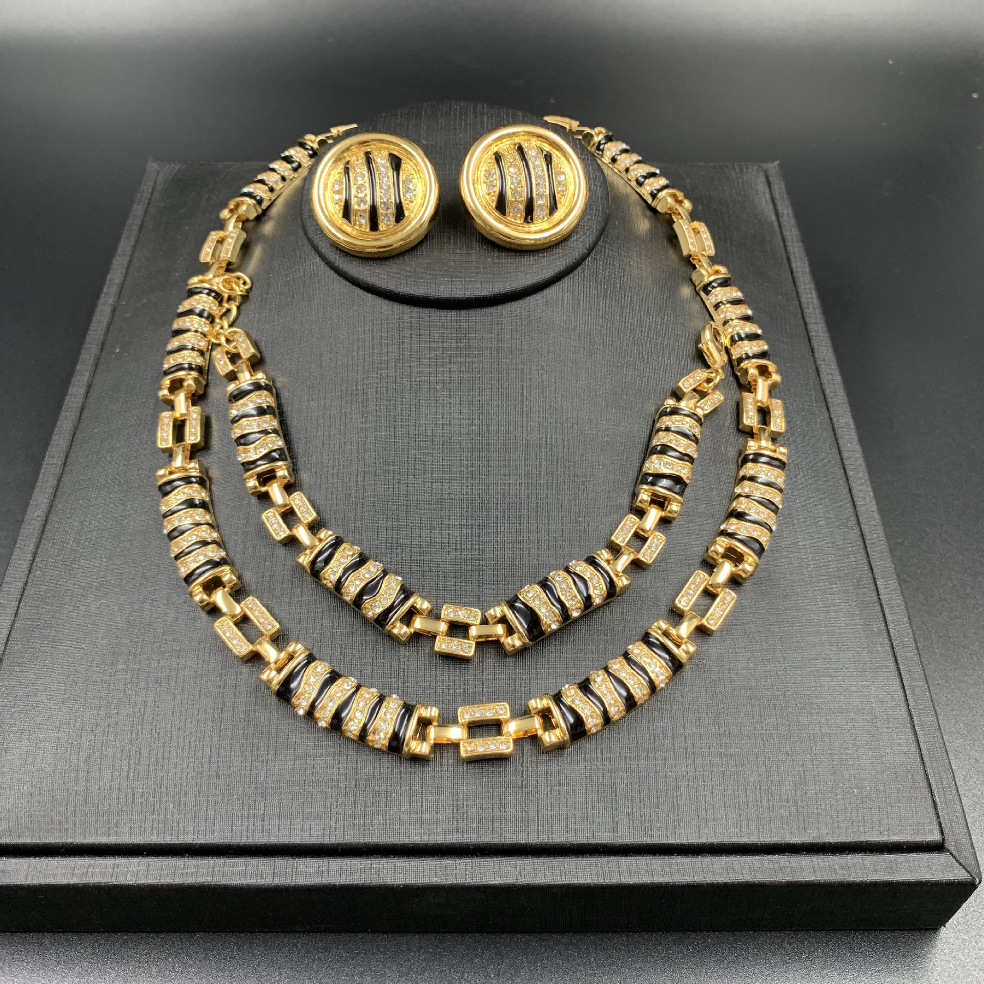 Middle -aged Vintage Western Palace Plated Electroplating True Gold