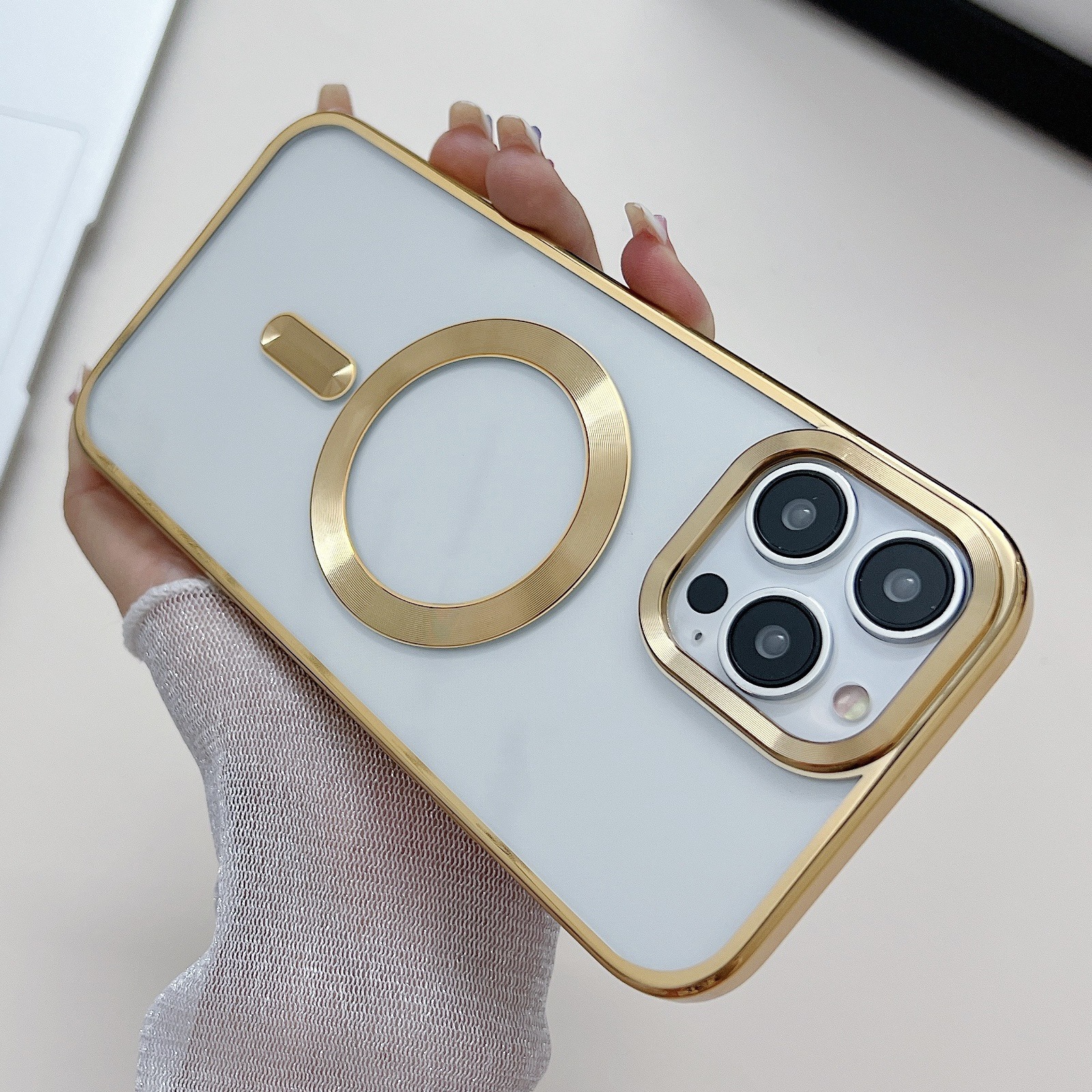 Funda para teléfono móvil Apple 16 galvanoplastia magnético iPhone14 color sólido escudo dorado 15promax funda protectora de silicona
