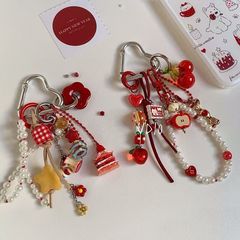 手作りの赤いリンゴのさくらんぼのキーホルダーをたくさん持っています。