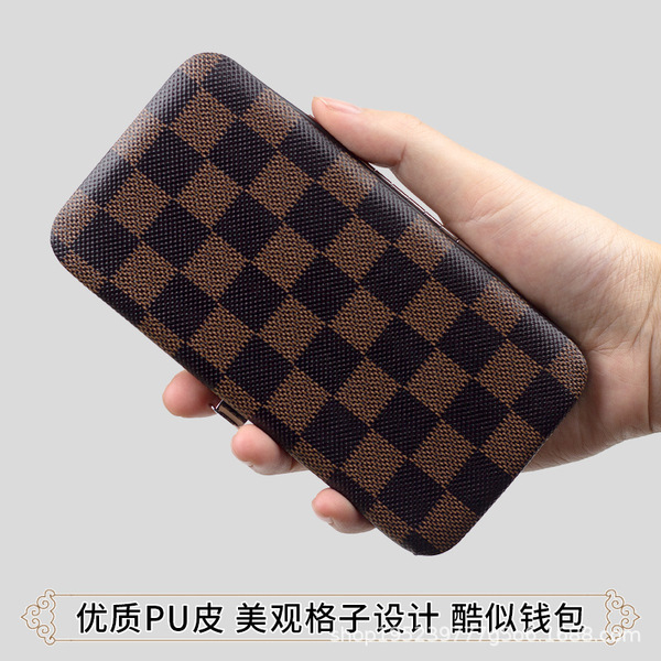 Chinese small magnetic handheld chess for students