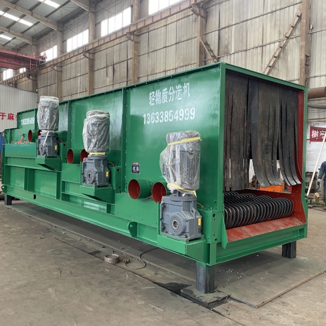 建筑垃圾分选系列设备,轻物质与石块经分选后分离开,同时过滤泥土