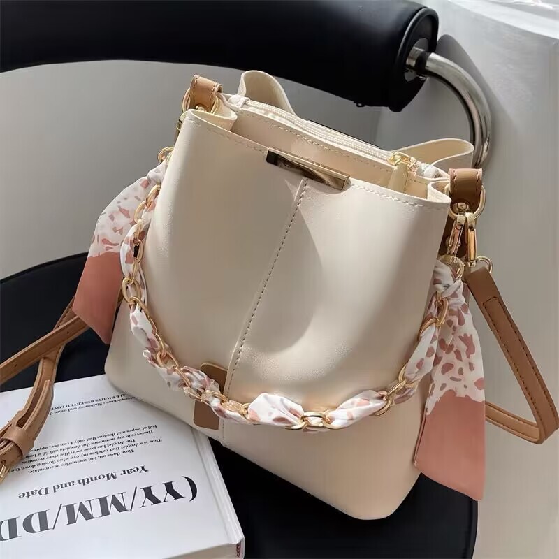 This year's popular popular small bag women's 2025 new high-end sense of niche chain messenger bag shoulder bucket bag