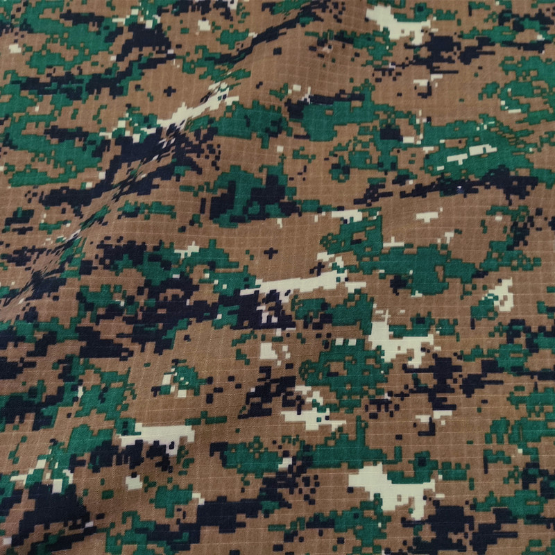 厂家现货格子印花梭织涤纶迷彩布料撕裂牢度好小方格帽子服装面料