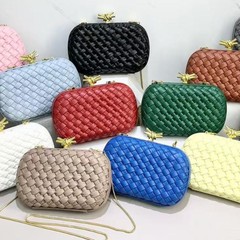 ファッション女性の晩餐会の包みは箱を編みます。