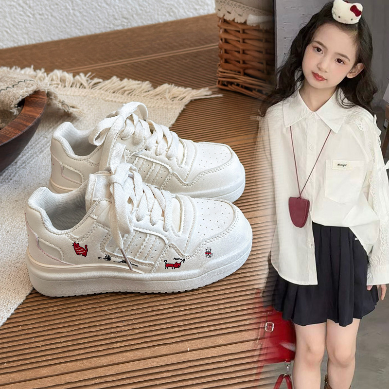 Zapatos de skate para niños estudiantes zapatos blancos 2026 primavera nuevos zapatos deportivos para niñas transpirables zapatos casuales para niños