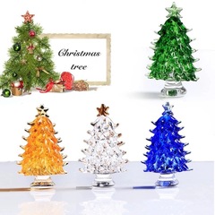 水晶のクリスマスツリーはクリスマスのプレゼントを飾っています。
