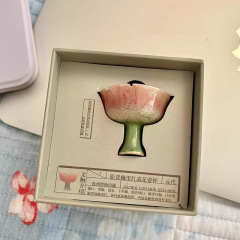 杭州博物館の冷蔵庫は影青釉薬の中の赤い高足の杯の小さい粉のストーブの南京西湖の旅行文を貼って記念品を作ります。