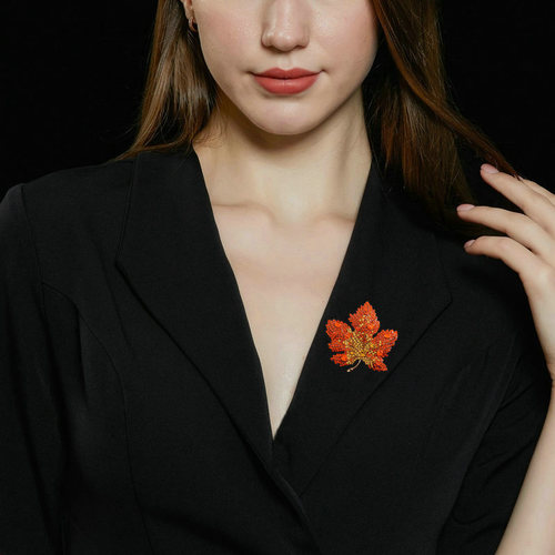 New elegant temperament cheongsam coat collar accessories women's fixed clothing pin silk scarf buckle gold maple leaf brooch