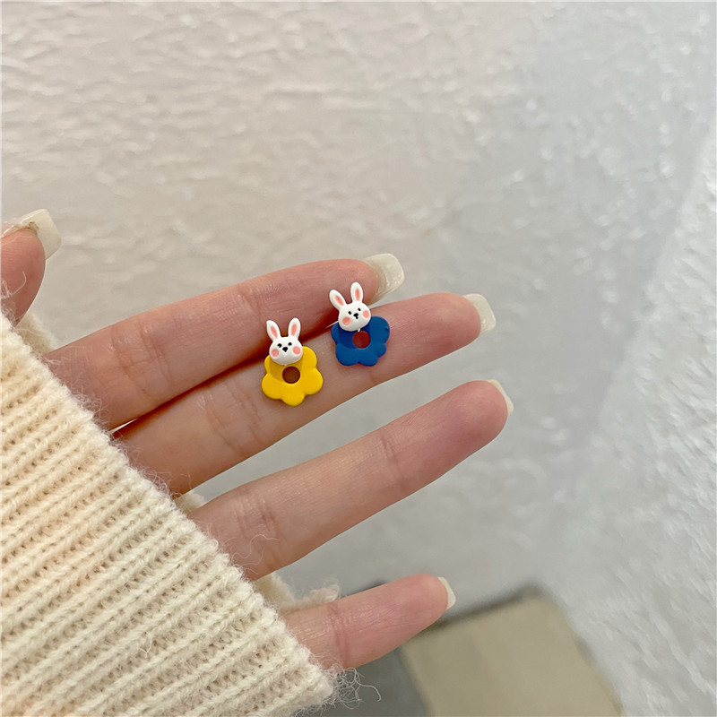 Contrast color cute rabbit flower small fresh earrings for early autumn women's temperament asymmetric small ear clip without ear hole Contrast color cute rabbit flower small fresh earrings for early autumn women's temperament asymmetric small ear clip without ear hole