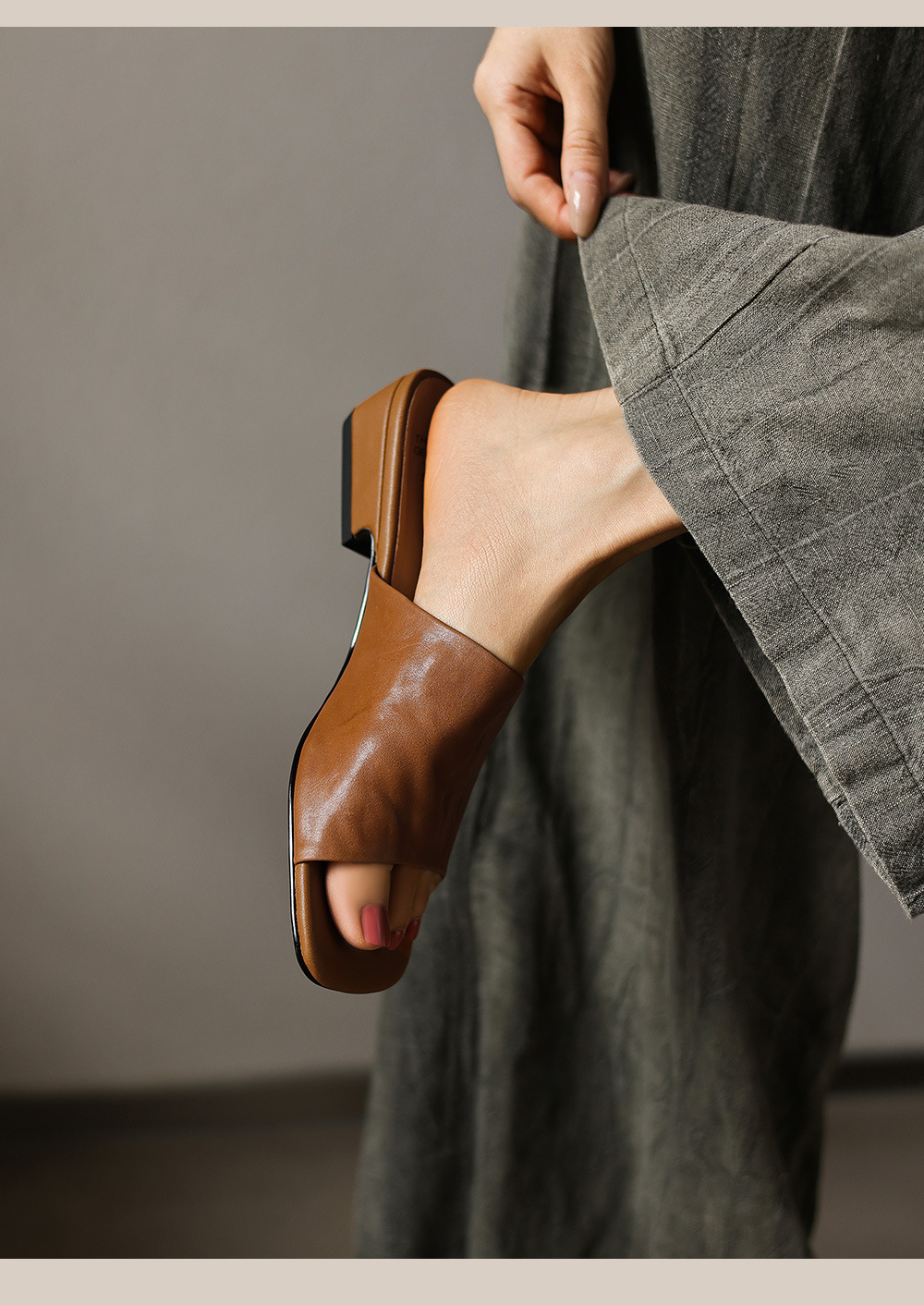 Dép sandal nữ quai chữ V mũi vuông da bò gót thấp — đen chi tiết 15