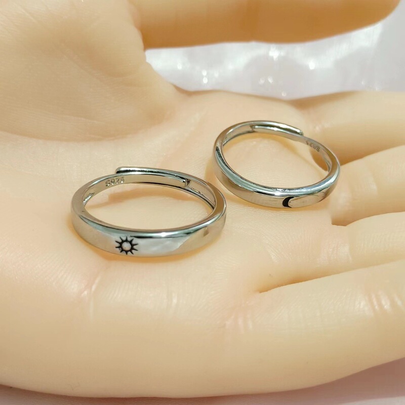 バレンタインデーのシンプルな太陽の月のカップルの指輪の開口部は戒子の復古の指輪の日月の夜光を調節します。|undefined
