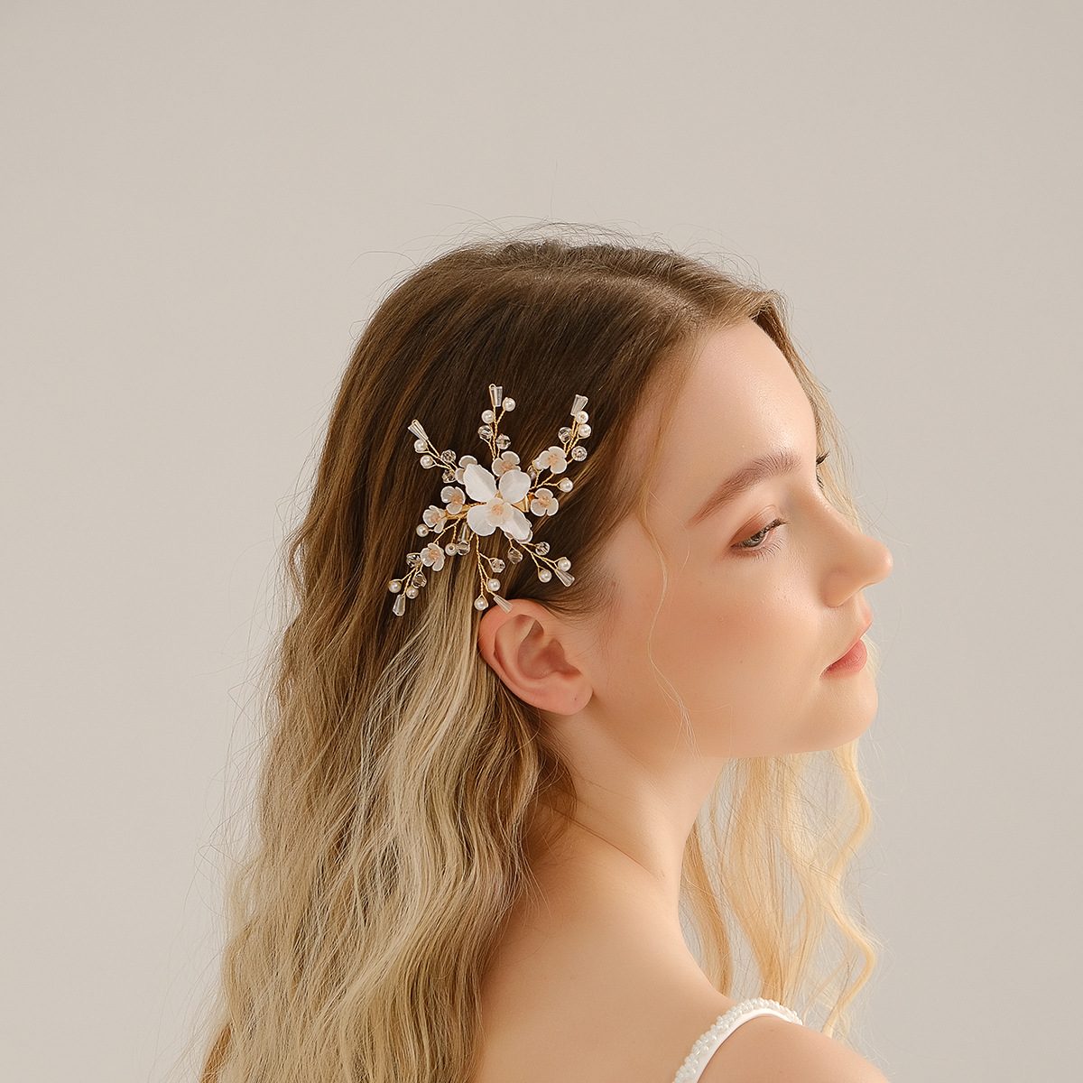 クロスボーダー热い贩売花嫁アクセサリーハンドメイドパールメタル花ヘアクリップ夏森系高级感カモ口クリップ