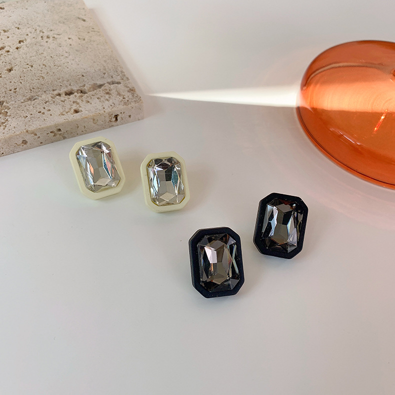 Retro Square Gem Stud Earrings Wholesale Nihaojewelry display picture 8