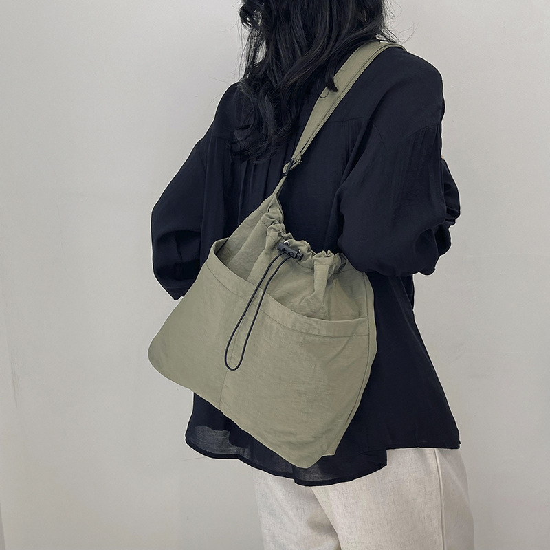 A stylish single-shoulder crossbody bag for 2024, a large-capacity casual commuting bag for classes, and a beautiful and fashionable underarm bag for women Application Scenario