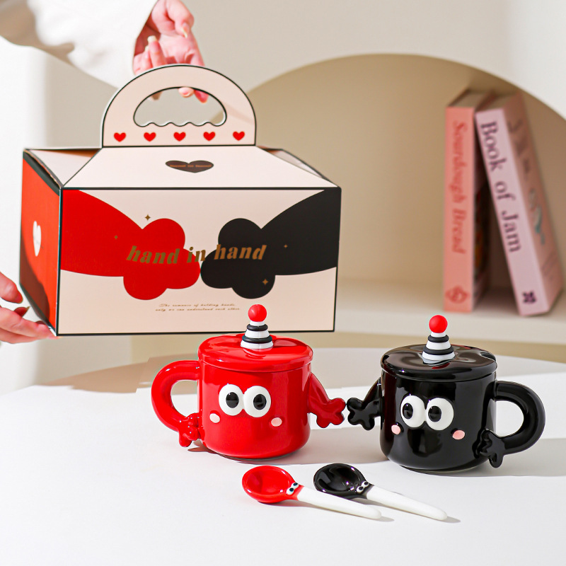 Manos de mano pareja taza de cerámica caja de regalo extraña taza de marca con cubierta pequeña taza de agua doméstica taza de regalo de boda