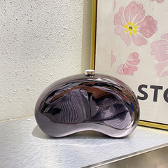 おしゃれでシンプルな女性バッグの洋風な質感の腰の実の形に合わせて、高級感のあるショルダーバッグを持っています。