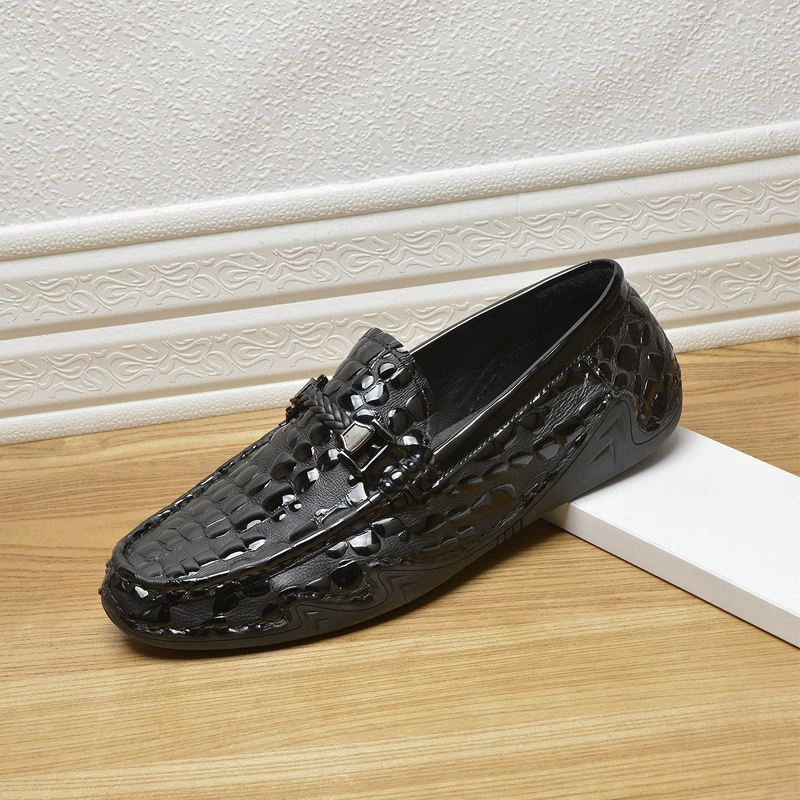 Фабрика очищает мужскую обувь из бобов