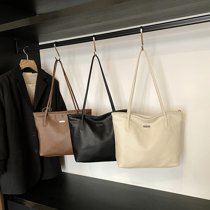 Nuevo bolso de gran capacidad de primavera en 2025 Bolso de hombro de color sólido casual popular de este año Bolso de mujer Tote de axila de estilo occidental