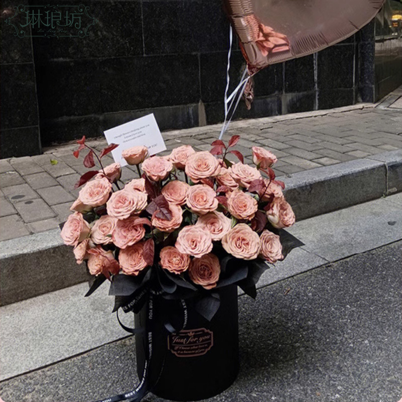 Caja creativa portátil de cubo de arreglo floral cilíndrico de gama alta Conjunto cilíndrico tres abrazo cubo flor material de embalaje