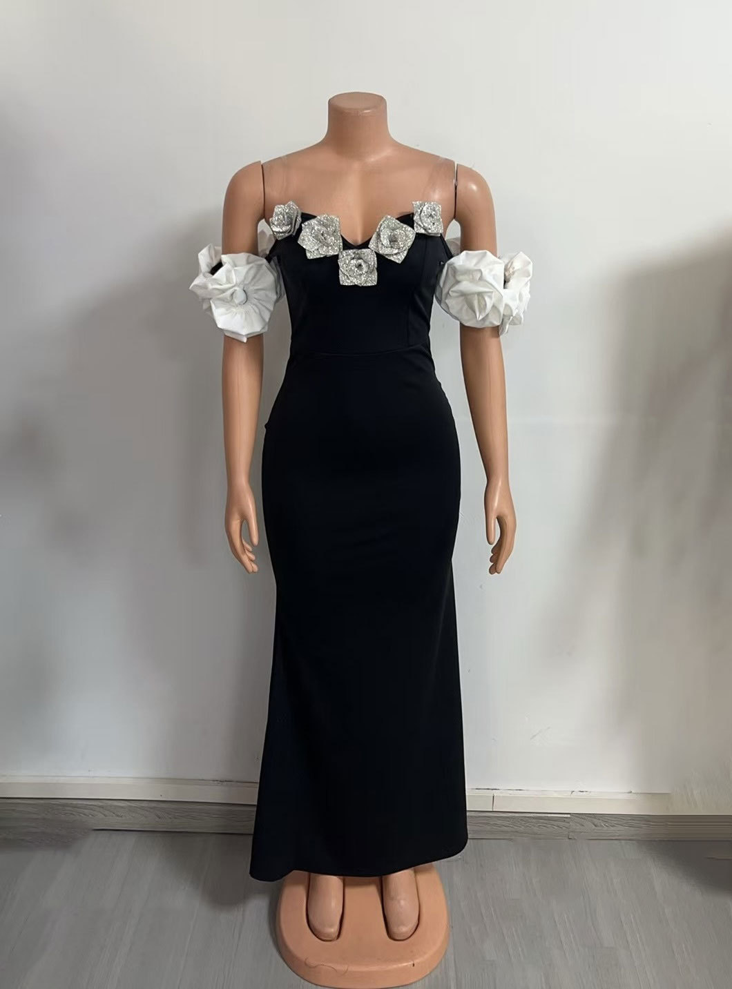 Elegant Fitted Strapless Long Dress Style Floral Embellishments Sleeveless Off-Shoulder Women's Dress_ecoleips.com