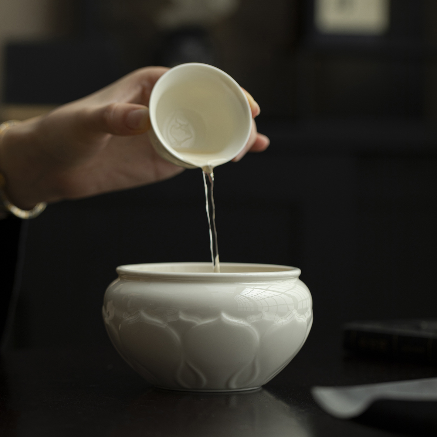仿宋定窑白陶瓷建水浮雕莲花茶洗茶渣水缸水盂带盖家用茶道废水缸