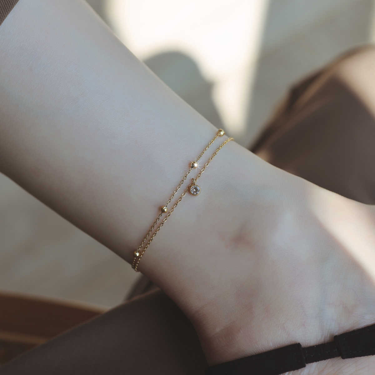 Doble capa de un solo diamante de acero de titanio pulsera femenina sensación exquisita versátil nueva moda ligera lujosa alta sensación flash pulsera de diamante pie accesorios