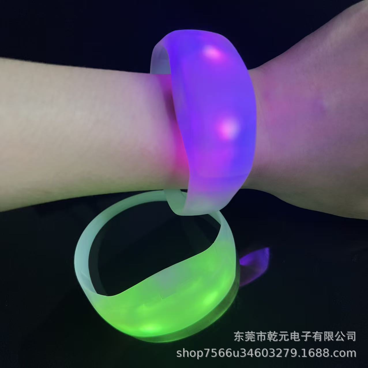 Fuente de fabricación personalizada logotipo de silicona control remoto pulsera luminosa atmósfera de concierto prop led pulsera