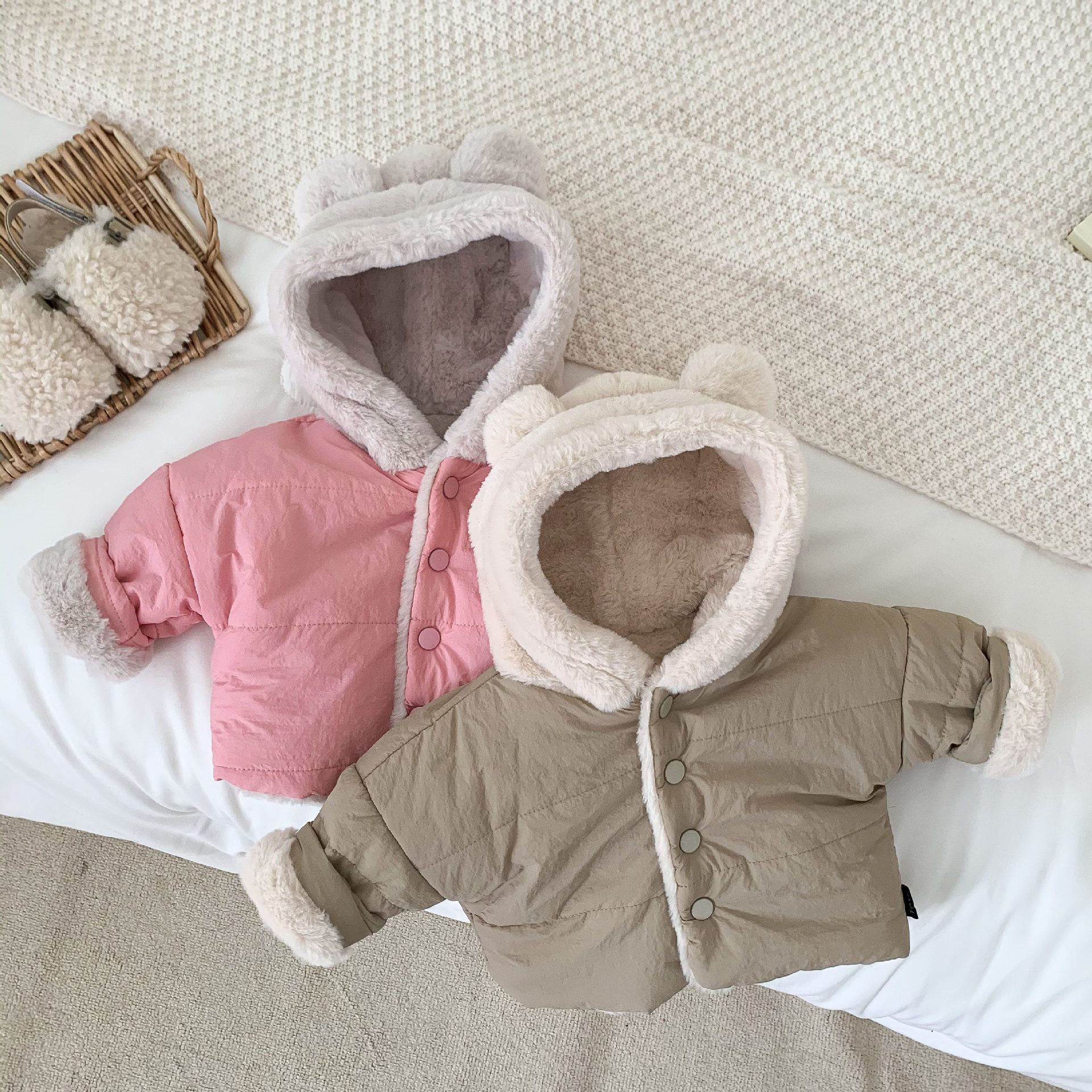 Estilo coreano ropa para niños y niñas neutral engrosada color sólido superior caliente con capucha versátil casual moda oso abrigo de invierno