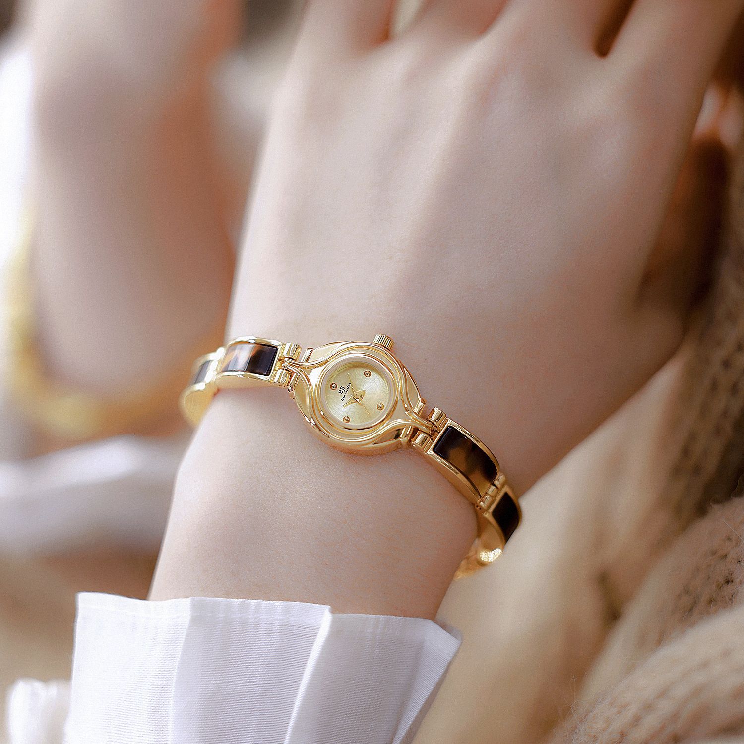 BS is the new factory direct foreign trade French high temperament hawksbill amber retro bracelet chain table FA1878