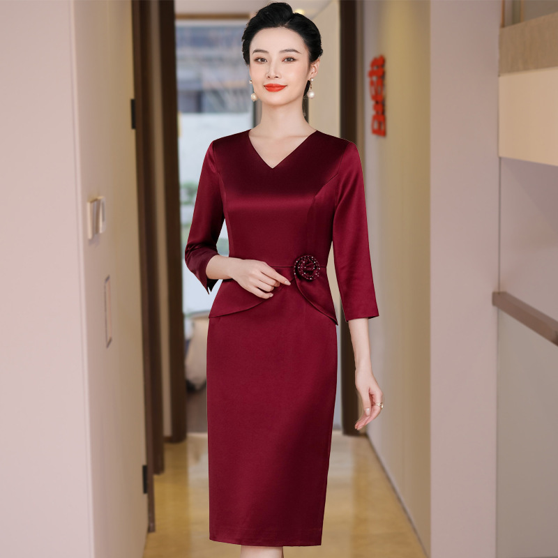 2025 Autumn New Elegant V-Neck Slimming Dress for Young Mothers in Acetate Wine Red 2025 Autumn New Elegant V-Neck Slimming Dress for Young Mothers in Acetate Wine Red