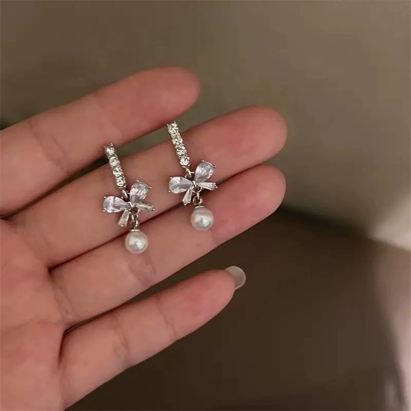Серьги — ретро маленькие золотые дизайны с жемчужиной и штифтами из серебра, стиль легкой роскоши