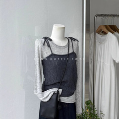 グレーのスリムな薄い長袖tシャツのニットとストラップのベストの2つのセットの初秋は高級感があります。