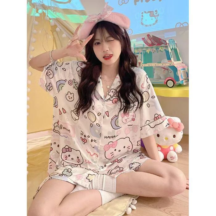 Venta al por mayor transfronteriza de tiras rojas KT pijamas de seda de hielo pantalones cortos de manga corta de verano para mujer cárdigan de dibujos animados dulce traje de servicio a domicilio fresco