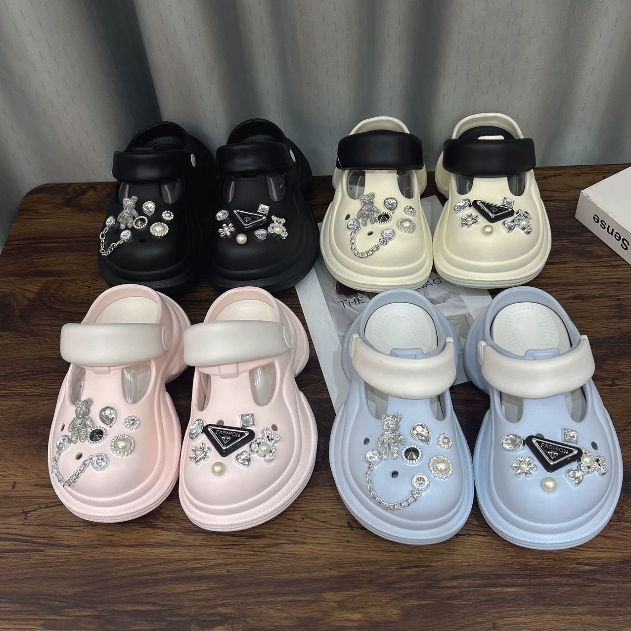 Суперпопулярные сабо на толстой подошве со сладкими стразами для женщин, которые можно носить на улице. Лето 2025 года, новые модные полусандалии, увеличивающие рост.