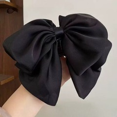 フレンチサテンの蝶結びの花のつぼみは女性の後頭部のふんわりとした髪の量を表します。
