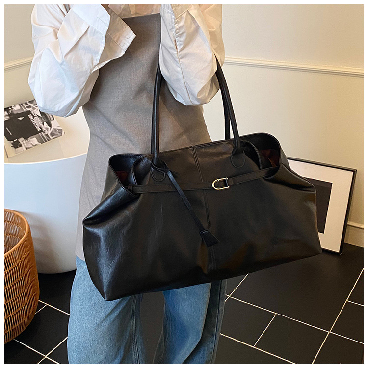 The laid-back style large-capacity underarm tote bag for women in 2025, with a lock, is fashionable and versatile. It's a trendy single-shoulder bag for commuting undefined