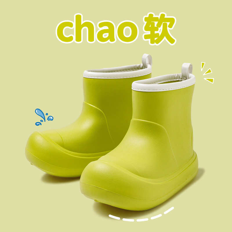 厚い底の外は雨靴をはいています。|undefined