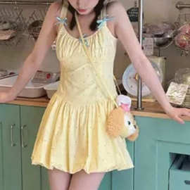 多巴胺黄色吊带连衣裙女甜美小个子度假风波点花苞裙收腰蓬蓬裙夏