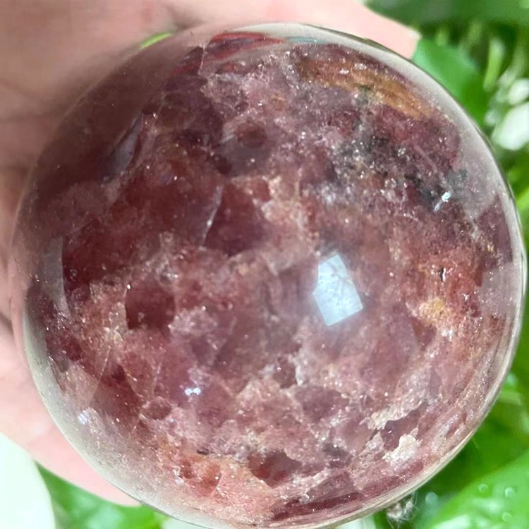 厂家生产批发水晶球 红草莓晶球 水晶球批发家居摆件把玩水晶球