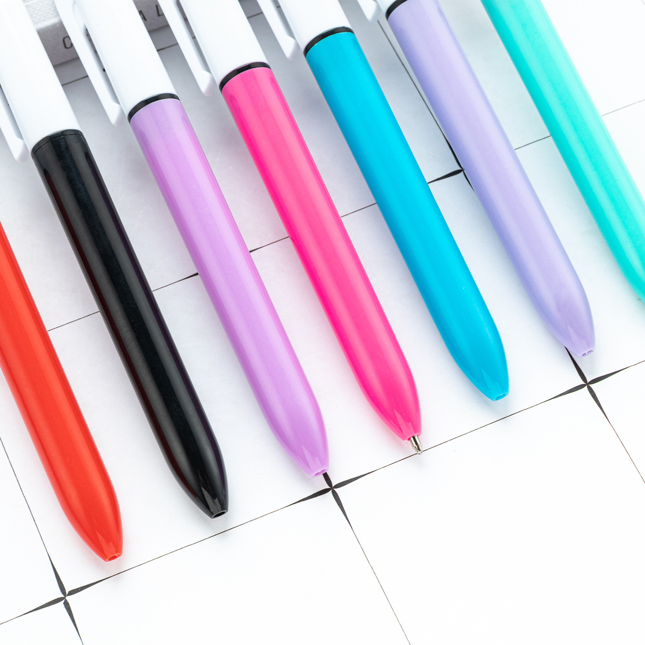 Oficina de aprendizaje de papelería multi-color de la pluma cuatro-en-una mano cuenta trazo clave marcado bolígrafo de plástico bolígrafo