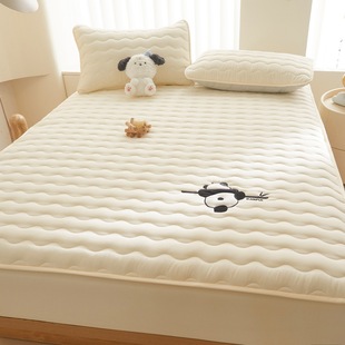 New soybean quilted bed hat three-piece set plain embroidered non-slip raw cotton mattress protector padded bedspread wholesale