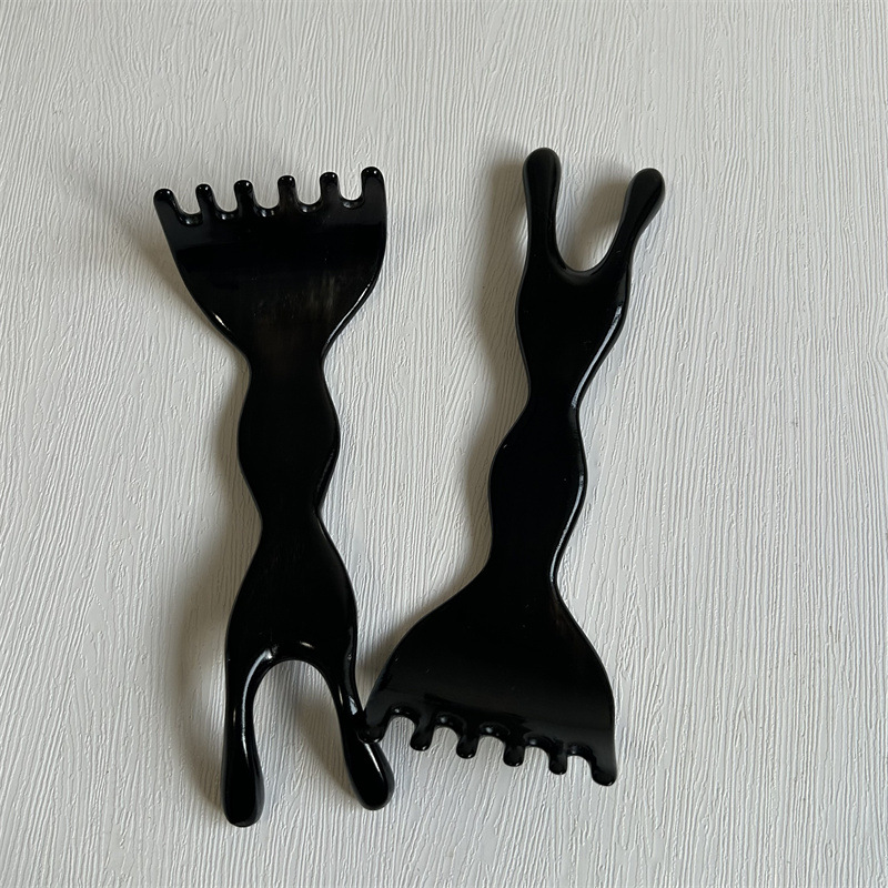 Horn Meridian Massage Comb Five Claw Rake Guasha Board Facial Beauty Tool 10-15CM in use