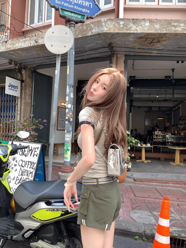香港風シックなコントラストストライプラウンドネック半袖Tシャツレディース夏右肩Tシャツスリムフィットショートトップ|undefined