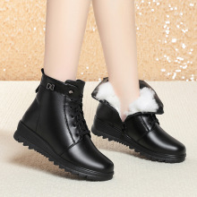 妈妈棉鞋2023新款冬软皮女加绒厚底防寒保暖坡跟羊毛皮鞋大码短靴
