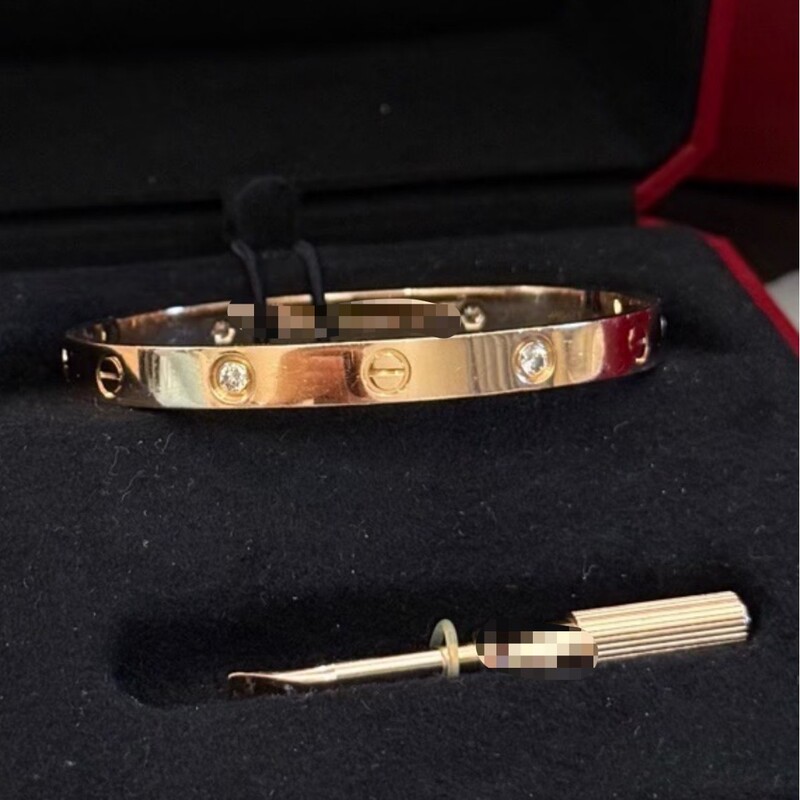 K brand bracelet, thick 18K gold-plated, wide design, four-stone setting, couple's bracelet, polished finish, classic jewelry, unisex bracelet with a blade-shaped design K brand bracelet, thick 18K gold-plated, wide design, four-stone setting, couple's bracelet, polished finish, classic jewelry, unisex bracelet with a blade-shaped design