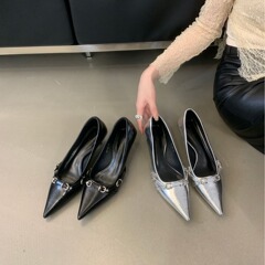 フランスの高級感のある銀色の浅い口の先の靴の女性の靴は1足で通勤の気質のハイヒールを漕ぎます。